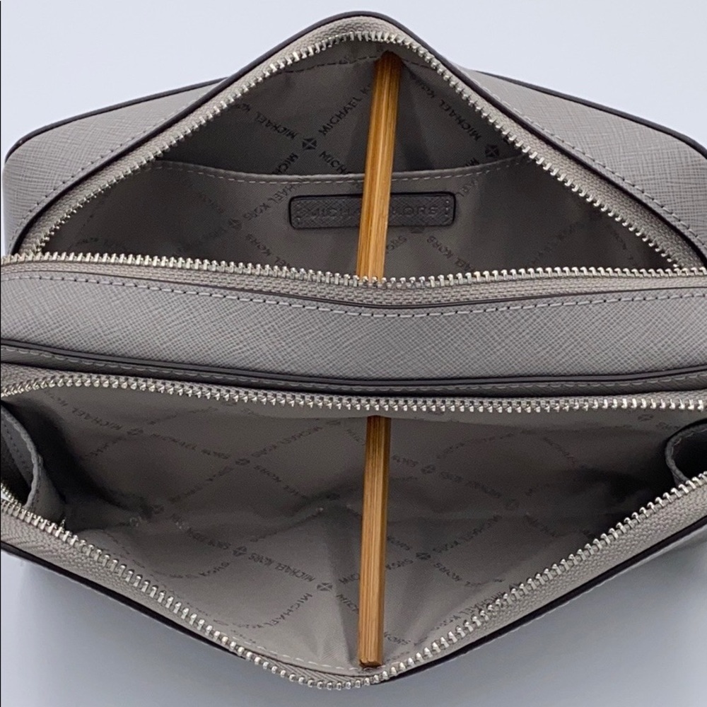Michael Kors Large Double Travel Pouch Pearl Grey - Picture 13 of 16